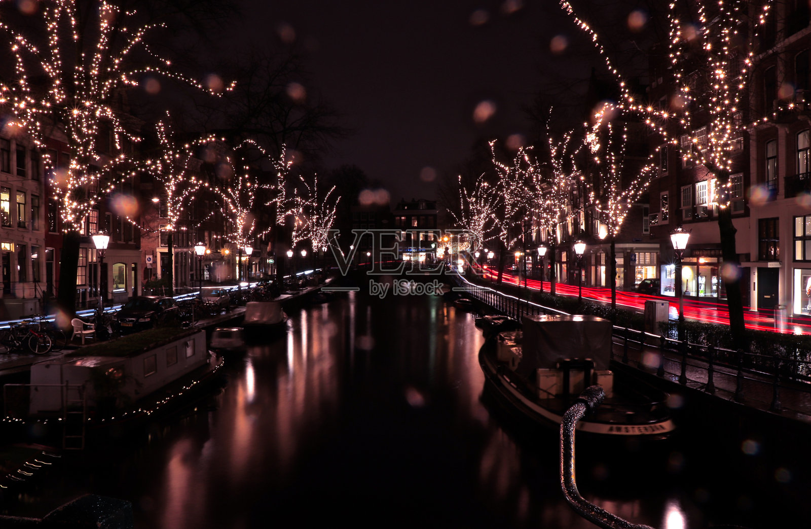 下雨的阿姆斯特丹运河的夜晚，荷兰照片摄影图片
