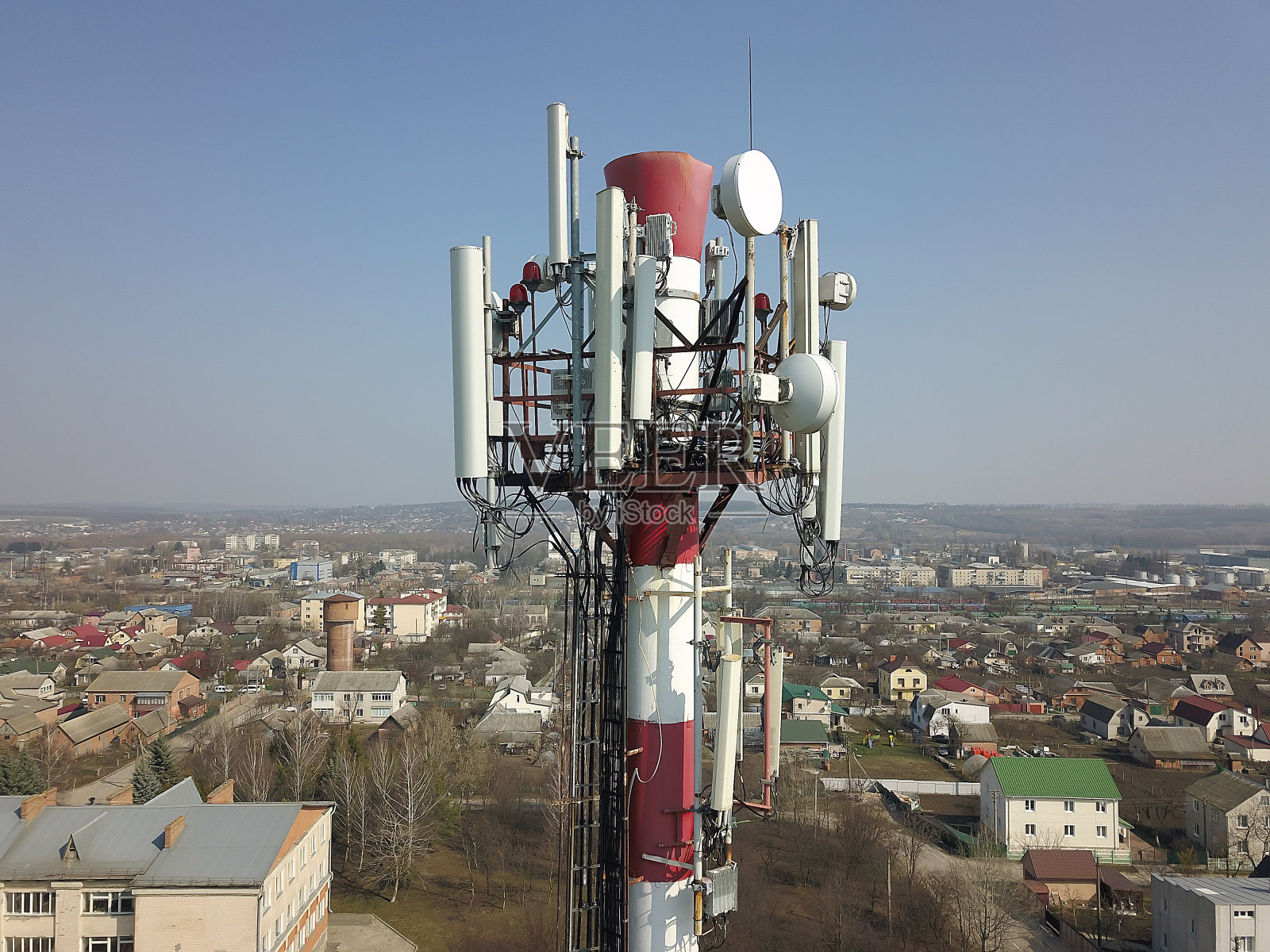 4G和5G蜂窝通信塔。基站或基站收发站。无线通信天线发射机。电信塔与天线对抗蓝天。照片摄影图片
