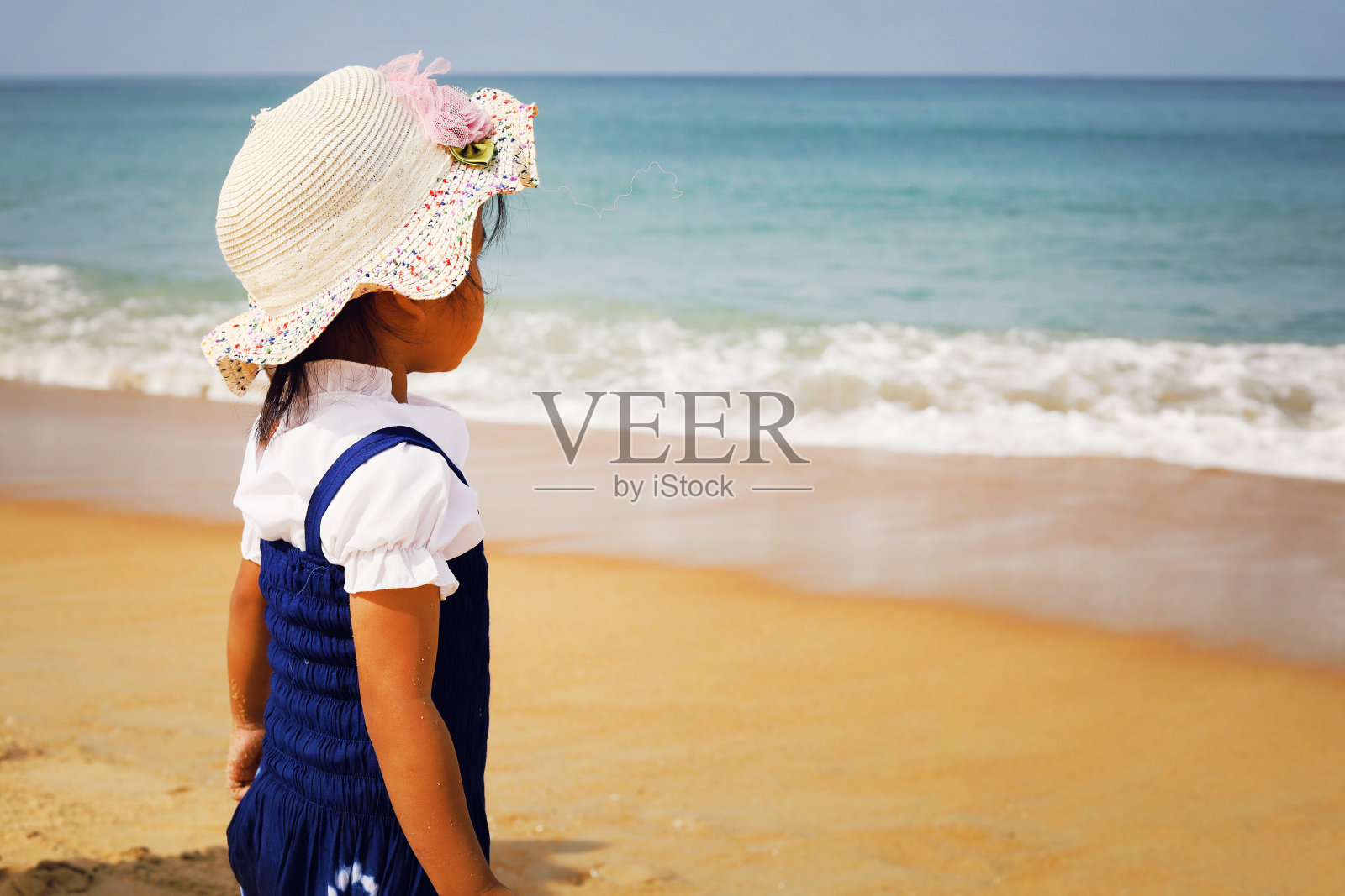 美丽的亚洲女孩孩子的微笑肖像在夏天的海滩上。照片摄影图片