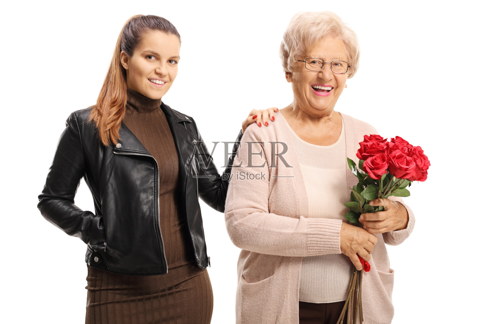一位老妇人捧着一束红玫瑰和一位年轻的女士摆姿势照片摄影图片