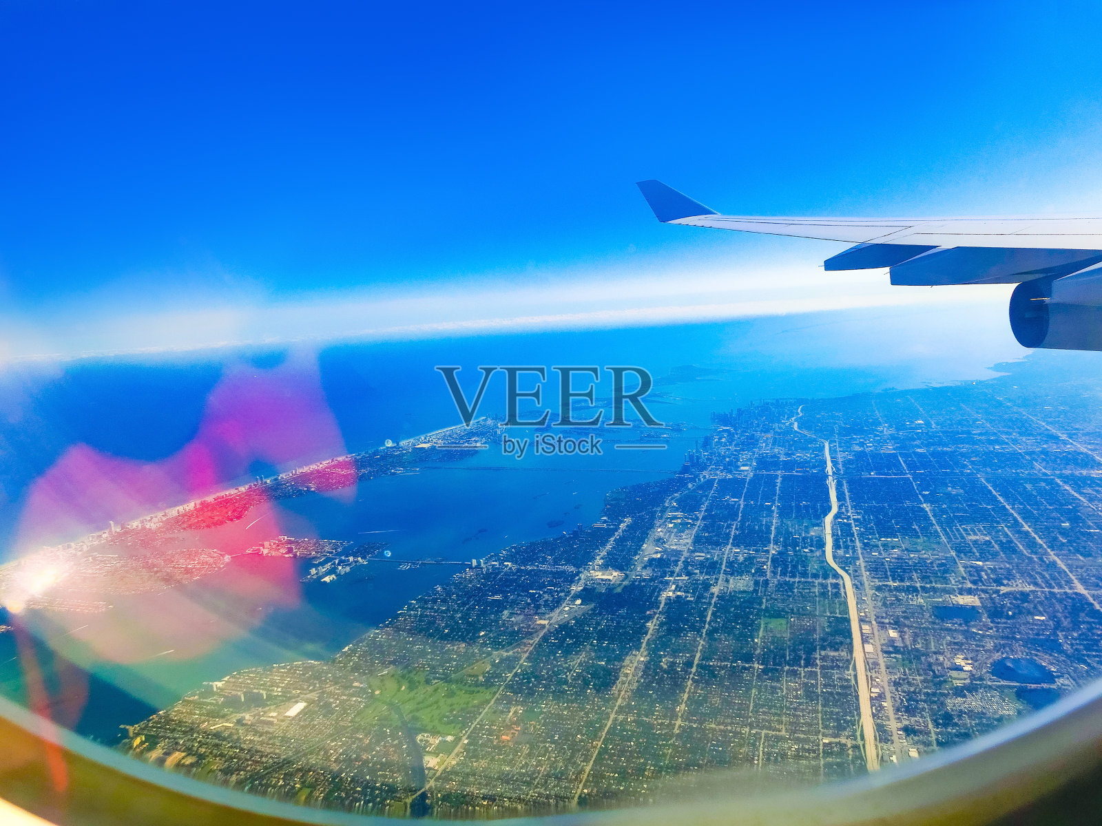 从飞机舷窗看到的迈阿密，天空湛蓝照片摄影图片