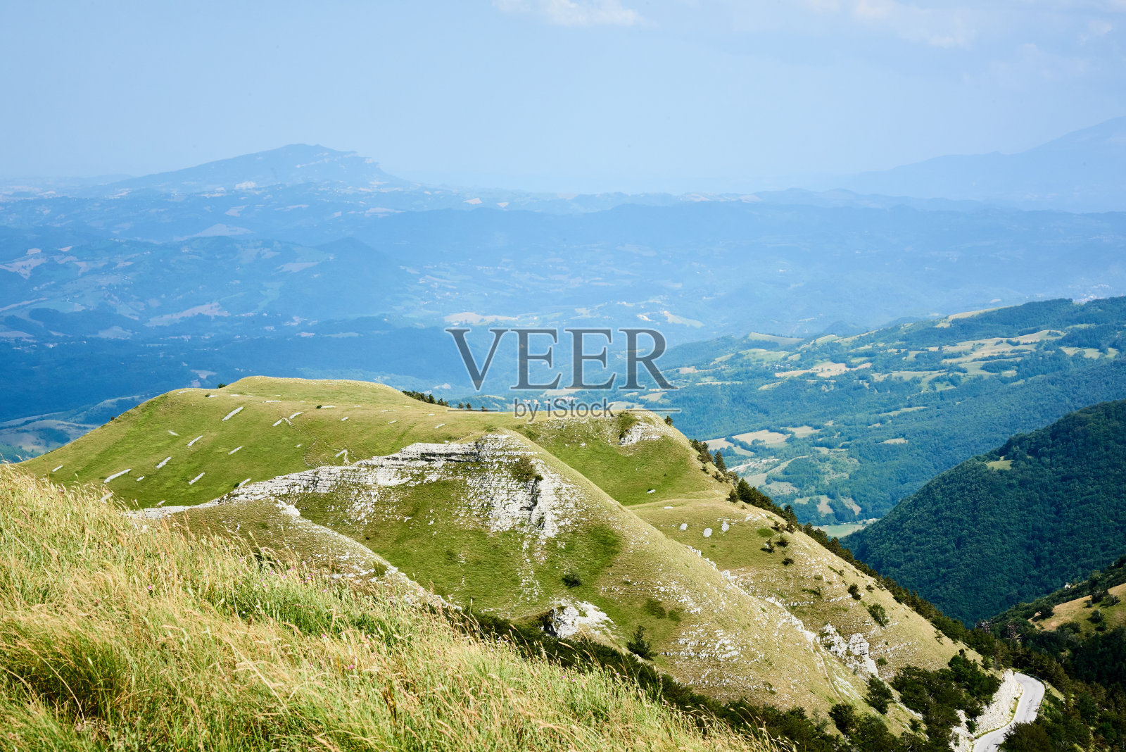 从山上的观点，风景如画的薄雾山和平原在阳光明媚的日子-山景山谷在勒马尔凯，意大利照片摄影图片