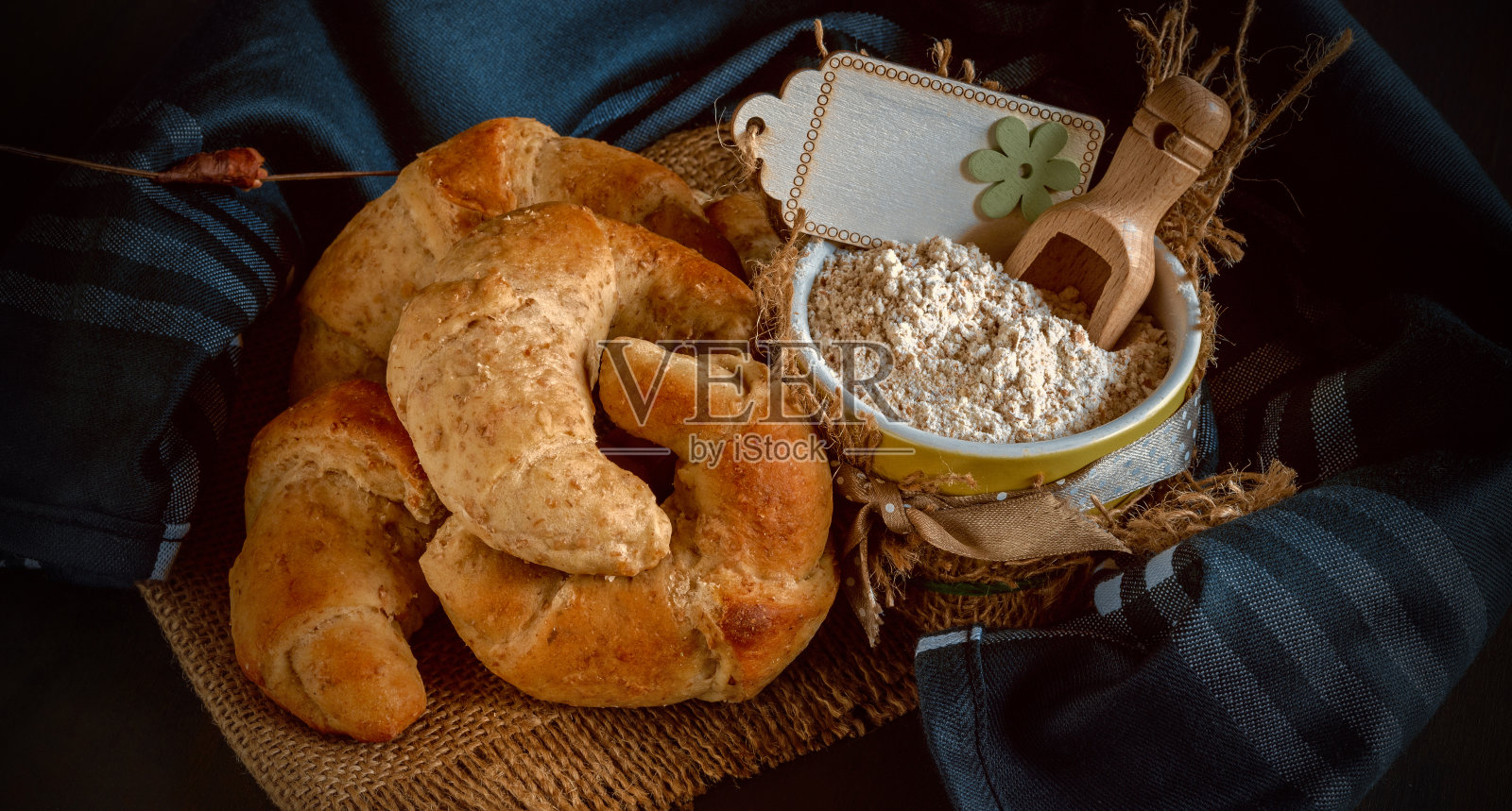 自制香甜可口的牛角面包，搭配全麦面粉和谷物照片摄影图片