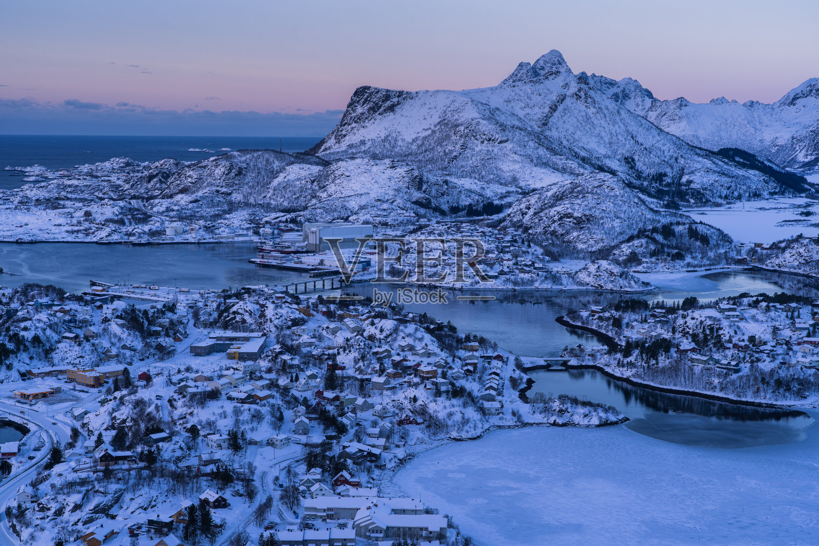 挪威，斯堪的那维亚，冬日里罗浮敦岛斯沃瓦城美丽的早晨照片摄影图片