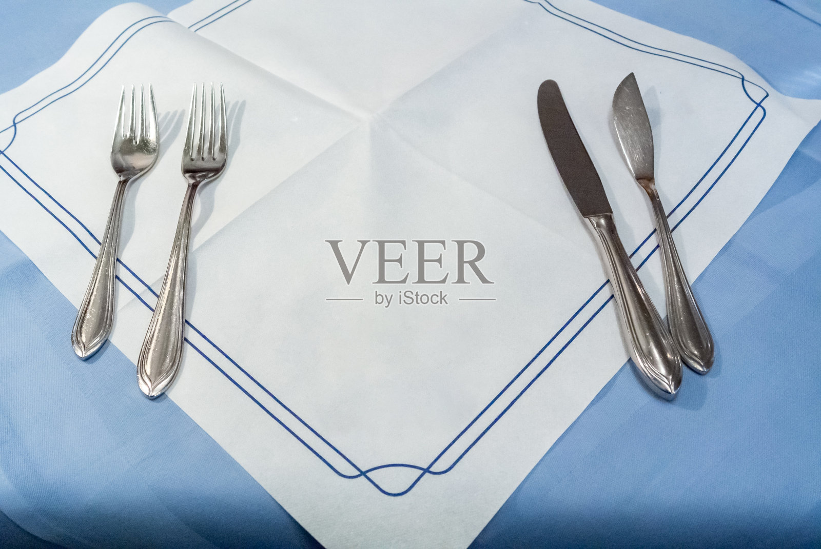 空白白色餐厅餐巾模拟刀叉勺照片摄影图片