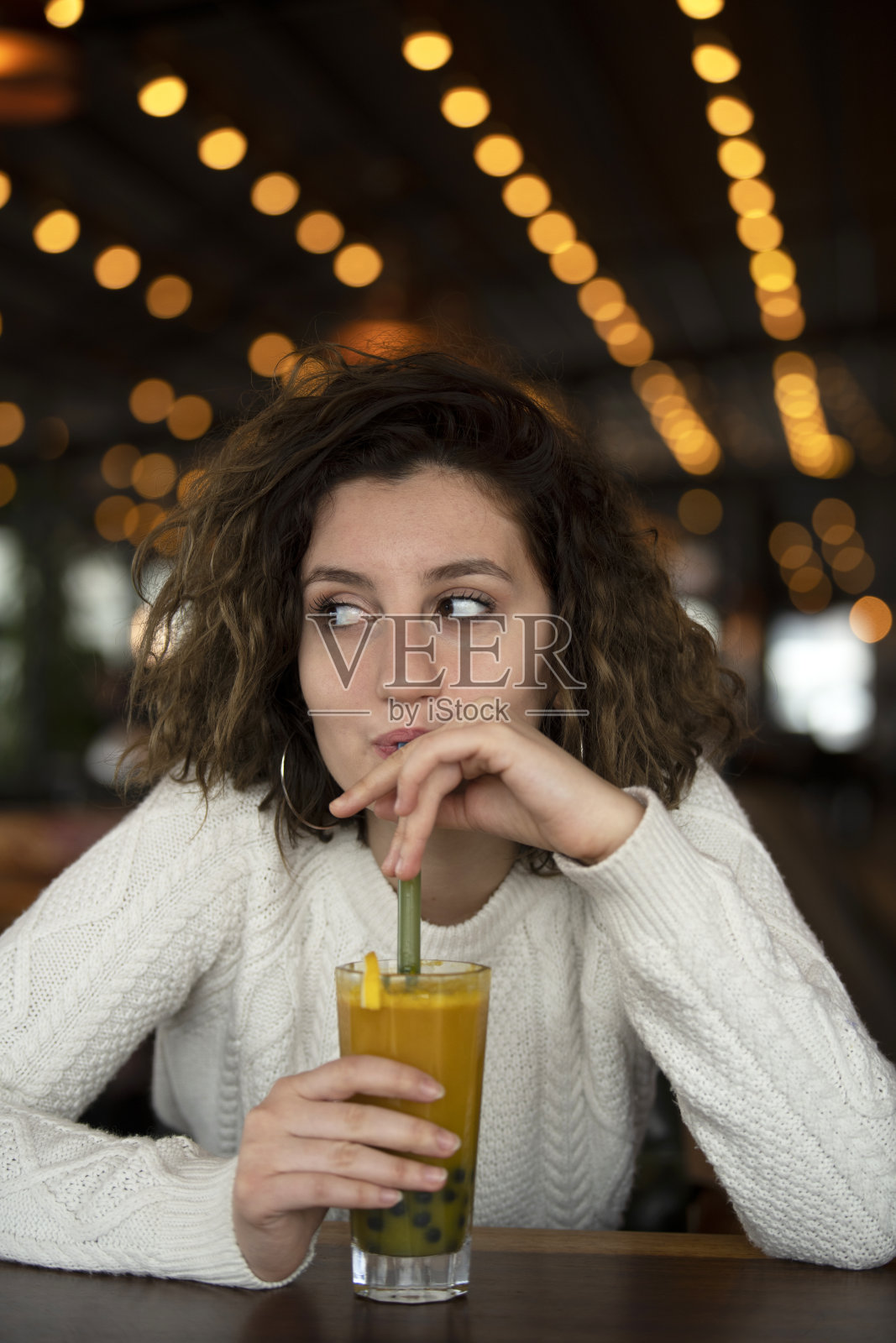 在豪华餐厅喝橙汁的美女照片摄影图片