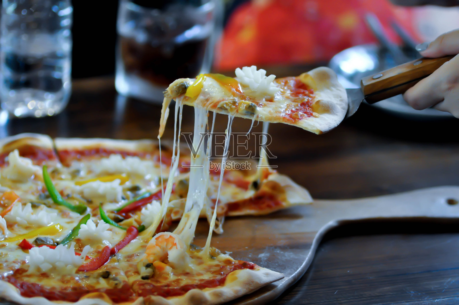 舀披萨，食物披萨照片摄影图片