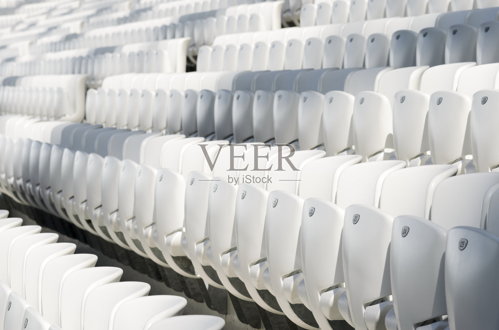比赛前体育场的白色空座位照片摄影图片