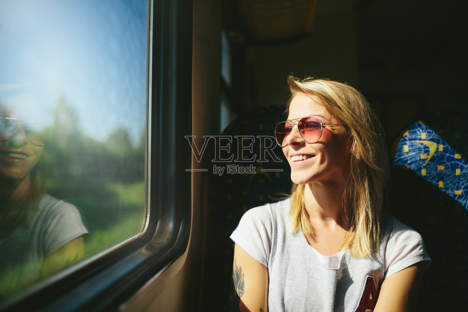 年轻快乐的女人在火车上照片摄影图片