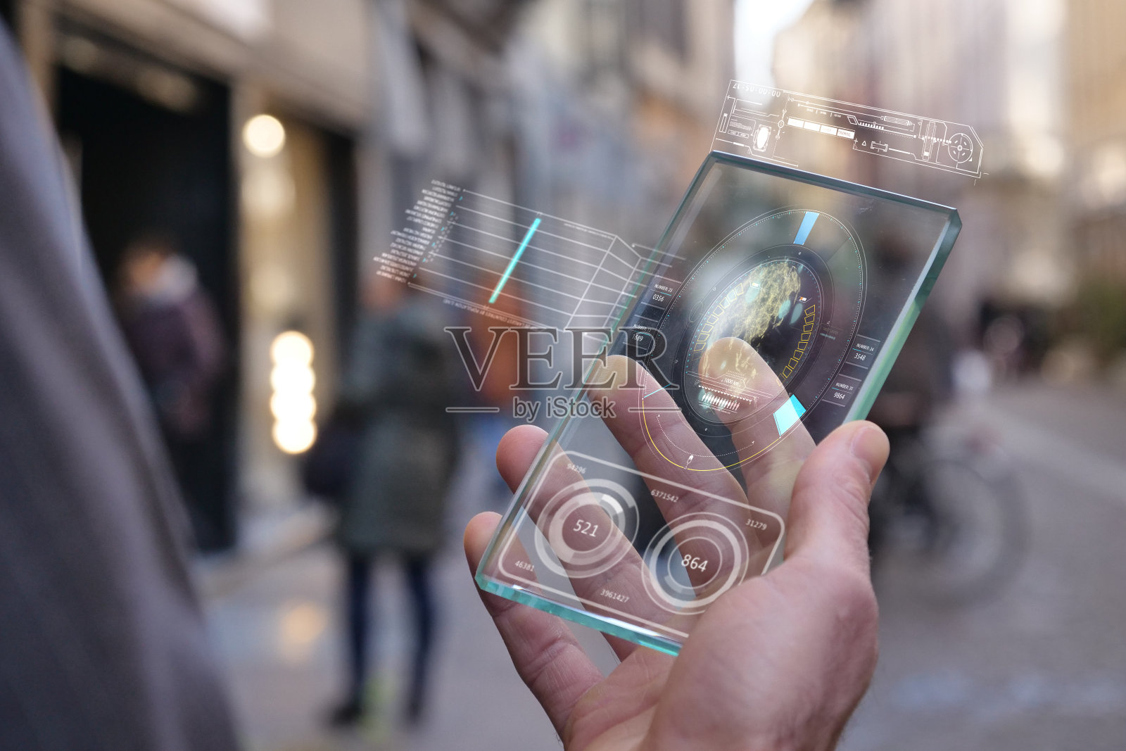 一个男人的特写正在使用未来的手机创新技术玻璃平板电脑的图形实现照片摄影图片