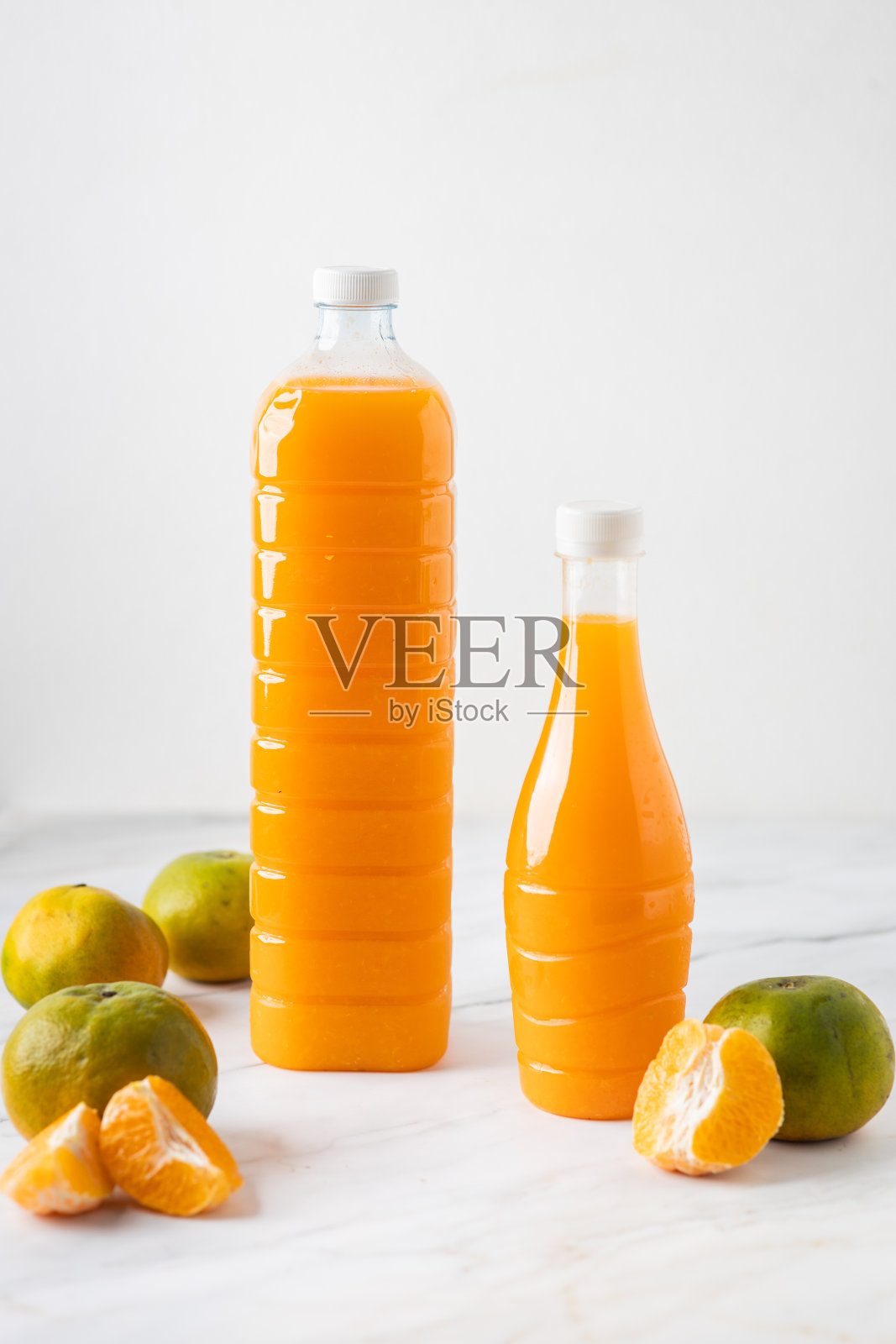 橘子汁装在大理石上的瓶子里照片摄影图片