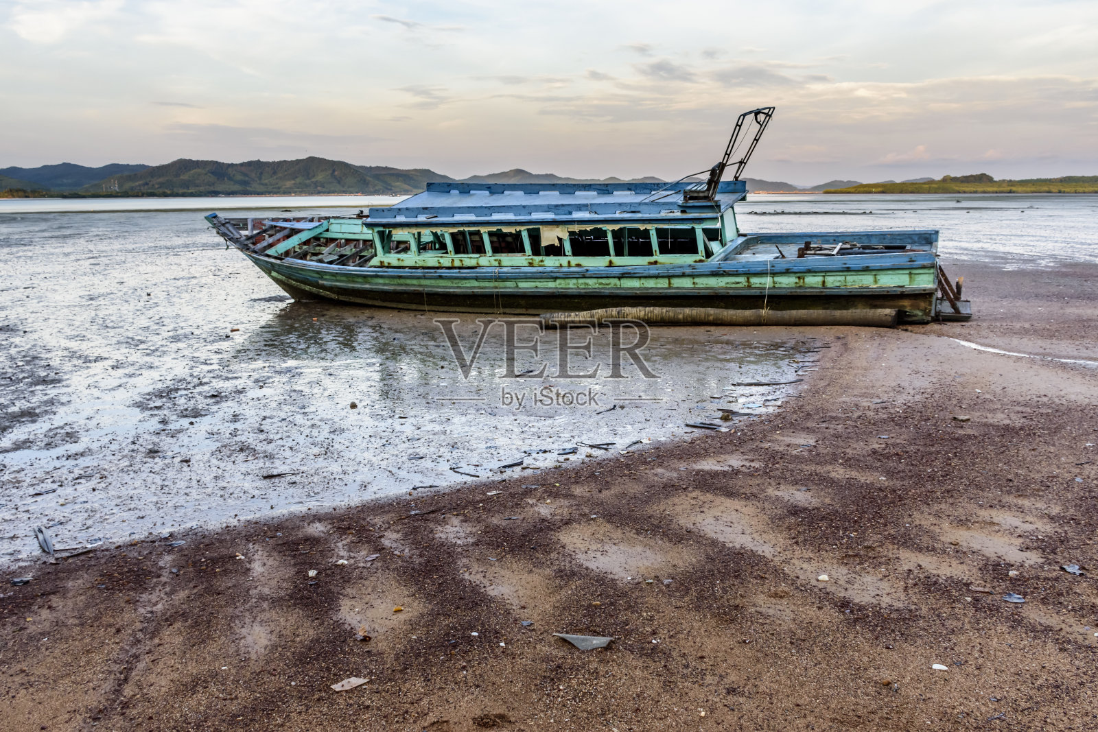 退潮时的旧船，泰国攀雅湾照片摄影图片
