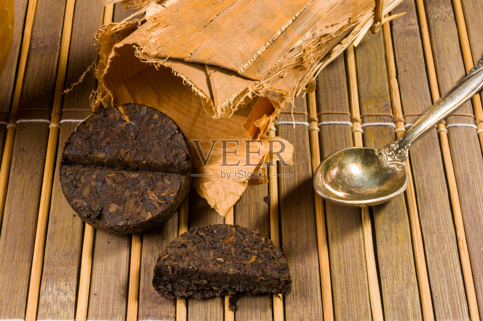 中国压普洱茶的包装纸和茶配件，特写，宏照片摄影图片