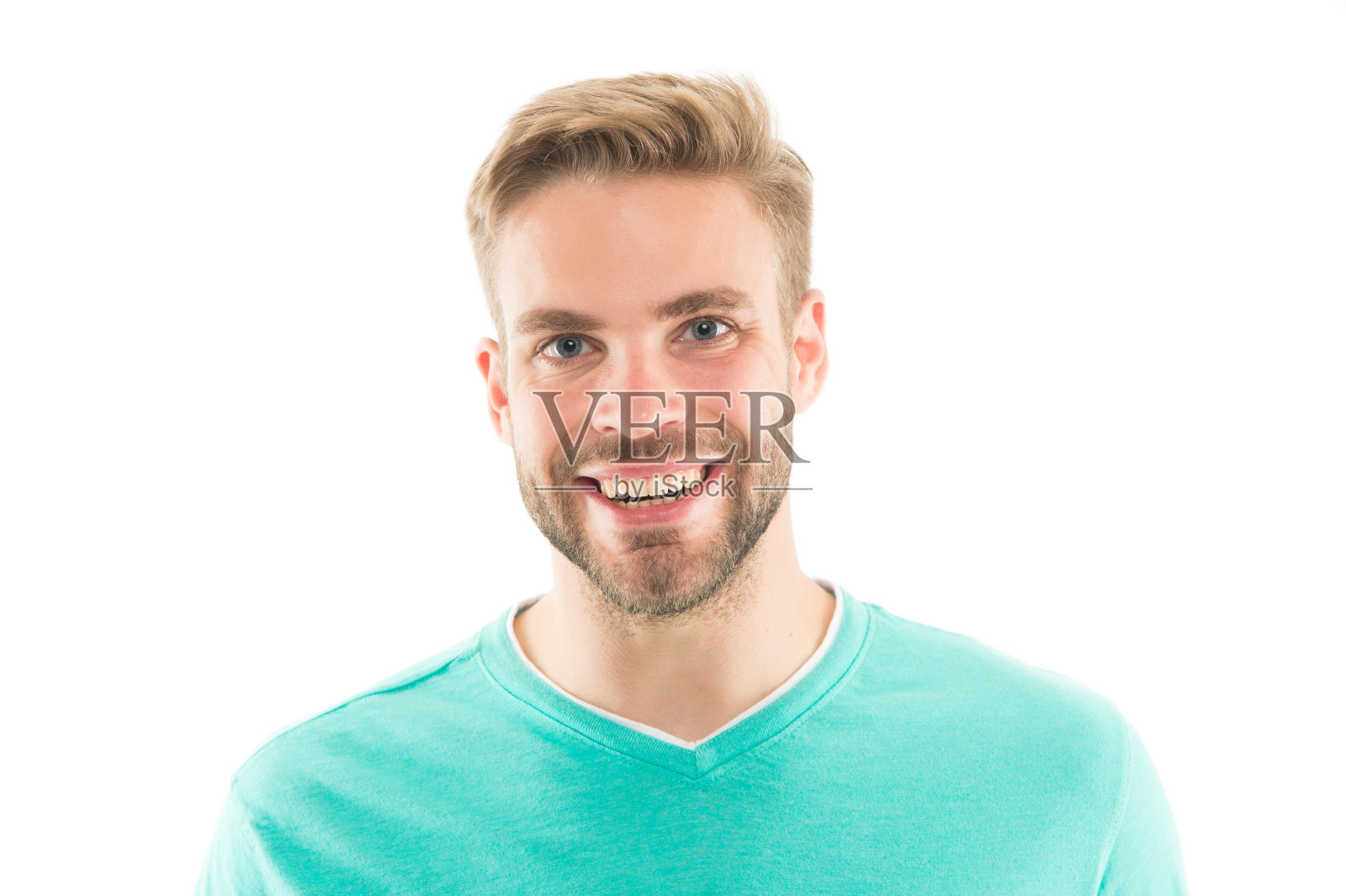 健康的微笑。牙科的概念。男人英俊的男人微笑白色的背景。男人开朗的微笑，男人的快乐和满足。牙齿健康美丽。灿烂的微笑。牙齿美白的过程照片摄影图片