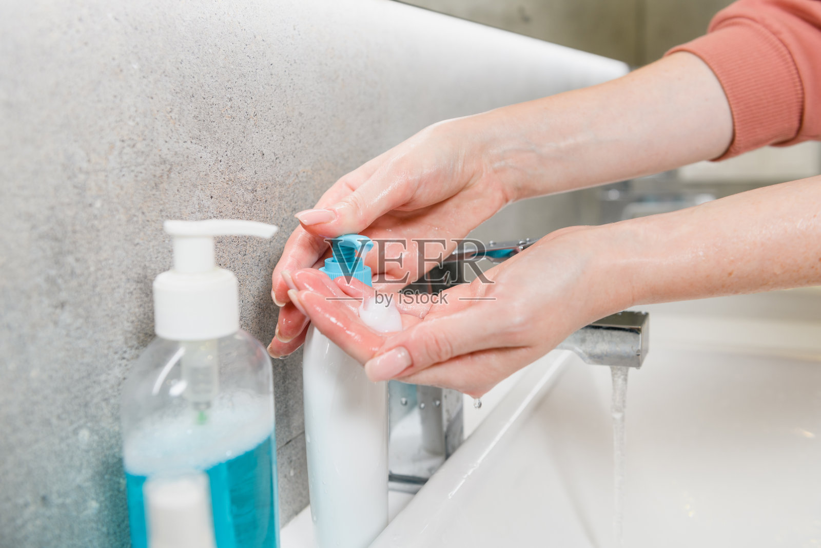 女性用洗手液来防病毒照片摄影图片