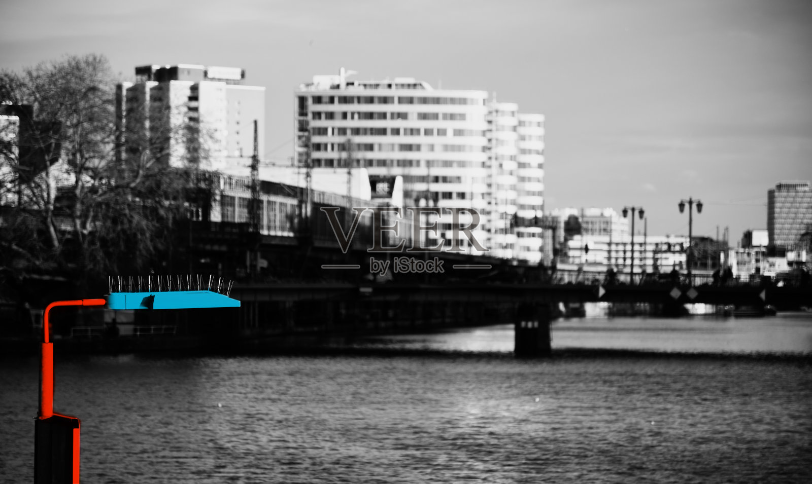 柏林的一根路灯柱子上画着蓝色和红色照片摄影图片