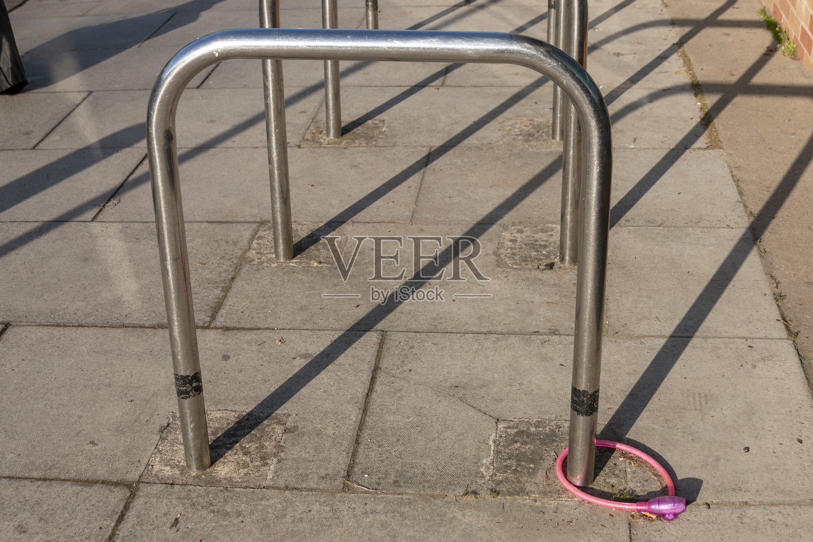 粉红色的自行车锁照片摄影图片