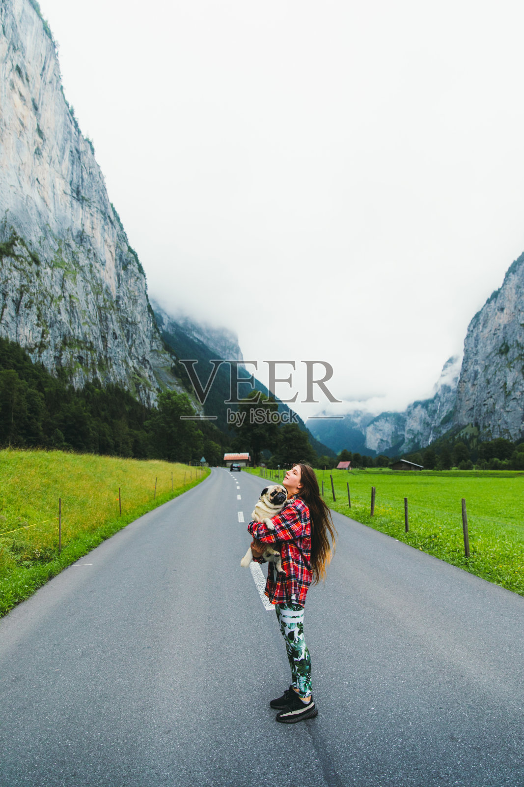 和她的朋友在瑞士阿尔卑斯山享受最好的户外时光!照片摄影图片
