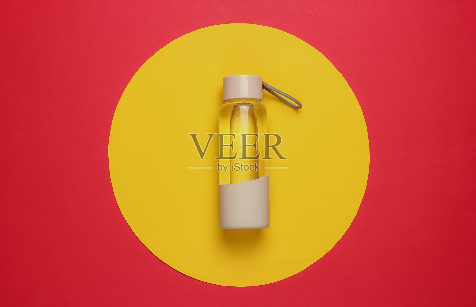 瓶装水用于运动和户外活动的红黄圈背景。俯视图照片摄影图片