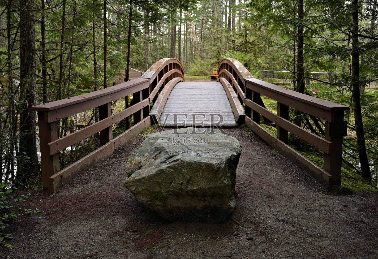 巨石-人行桥前的岩石照片摄影图片