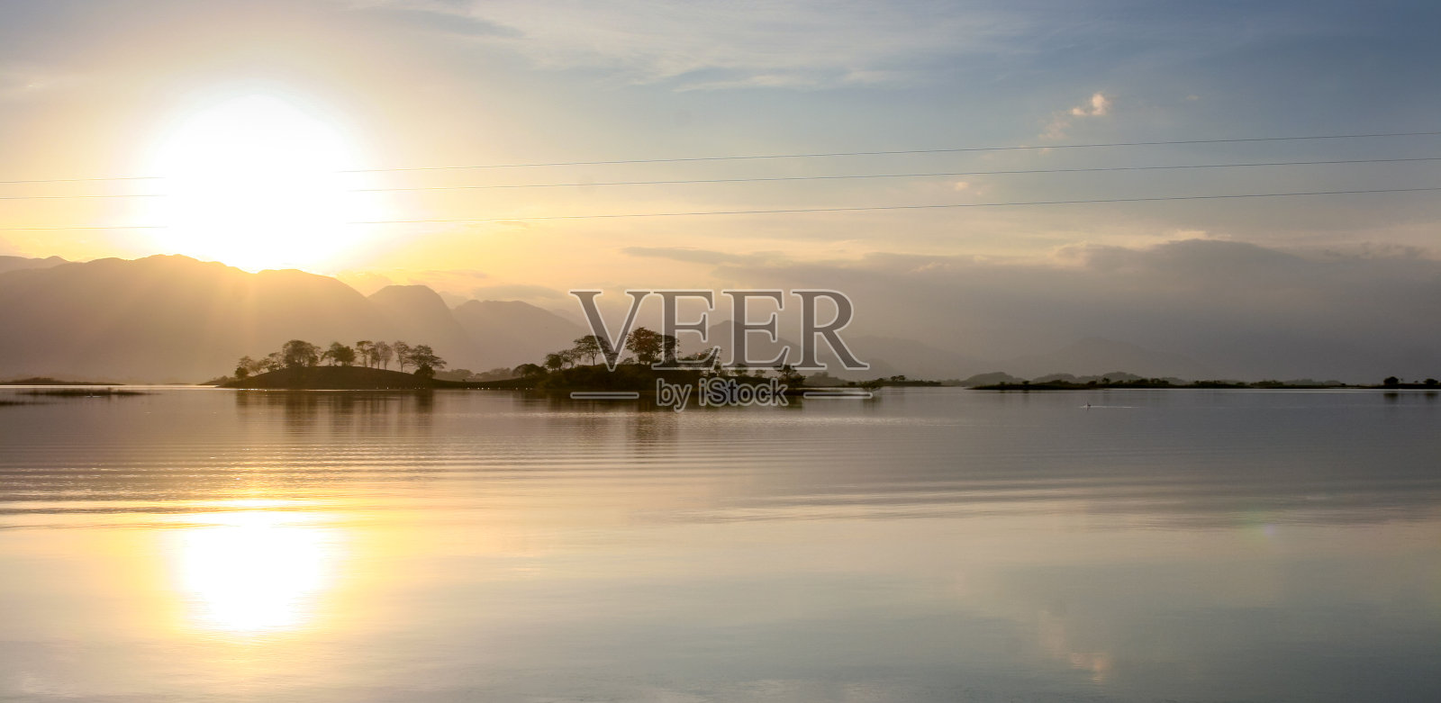 墨西哥南部瓦哈卡的米格尔阿莱曼湖上引人注目的日落照片摄影图片