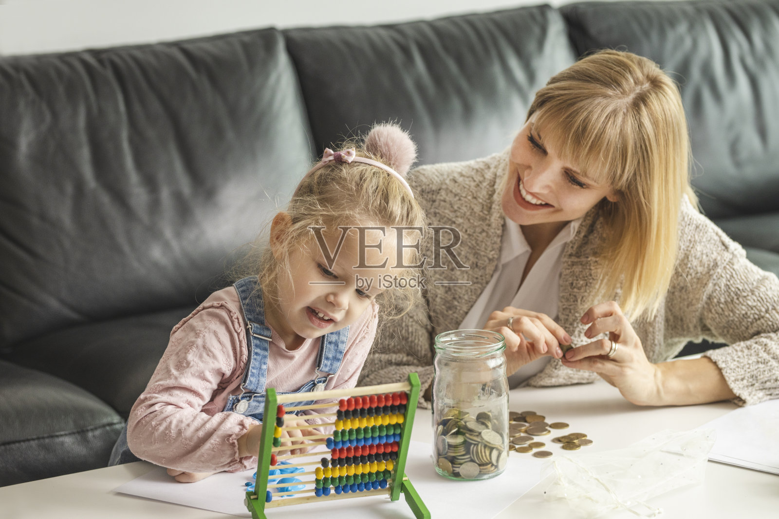 母亲与女儿计划家庭财务照片摄影图片