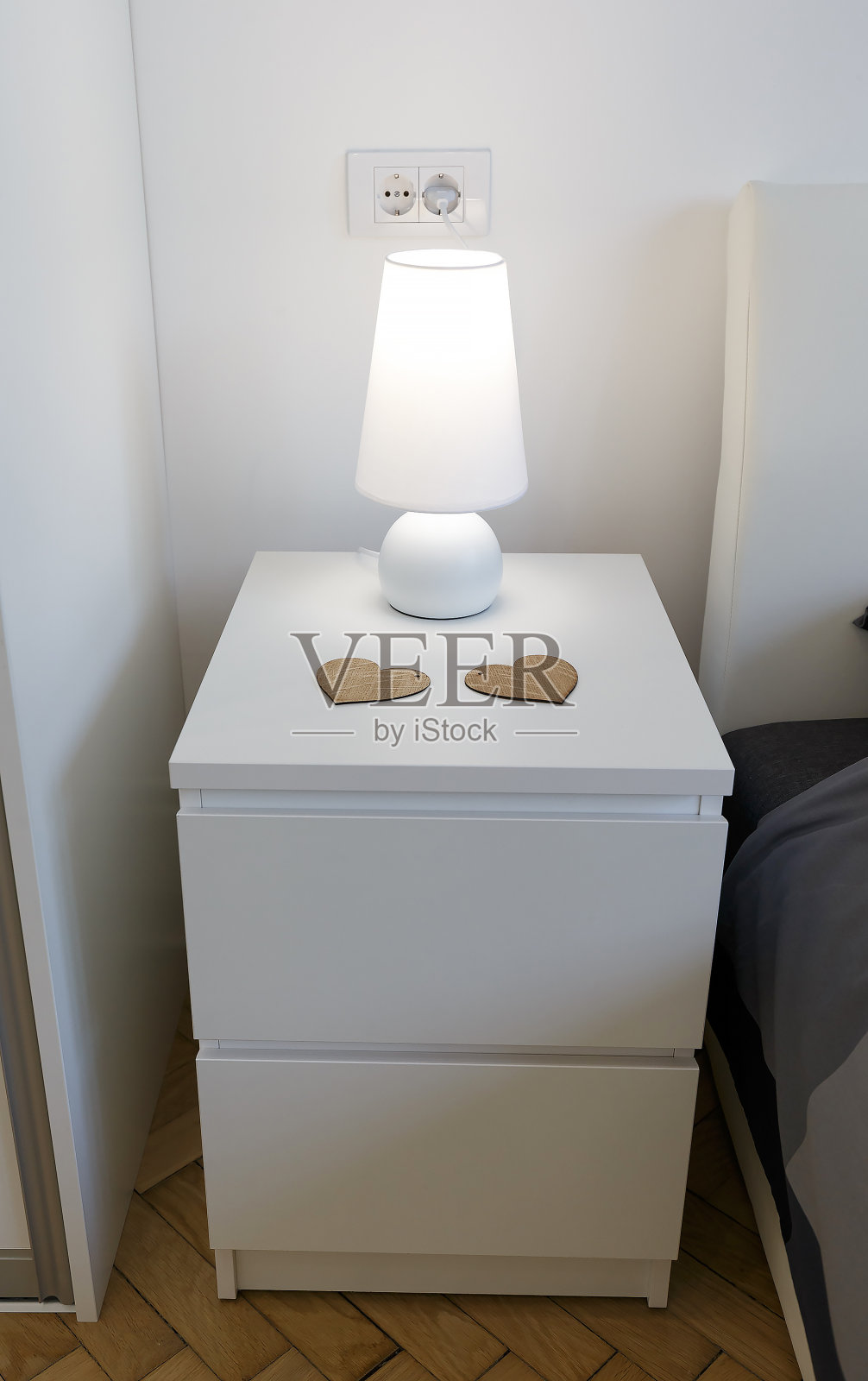 现代木质床头床头柜与台灯，特写照片摄影图片