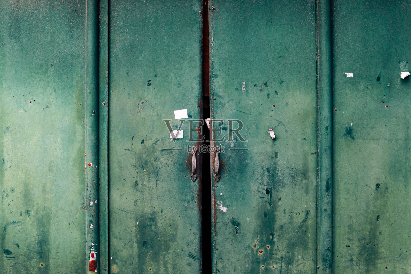 封闭陈旧生锈的绿色金属门背景照片摄影图片