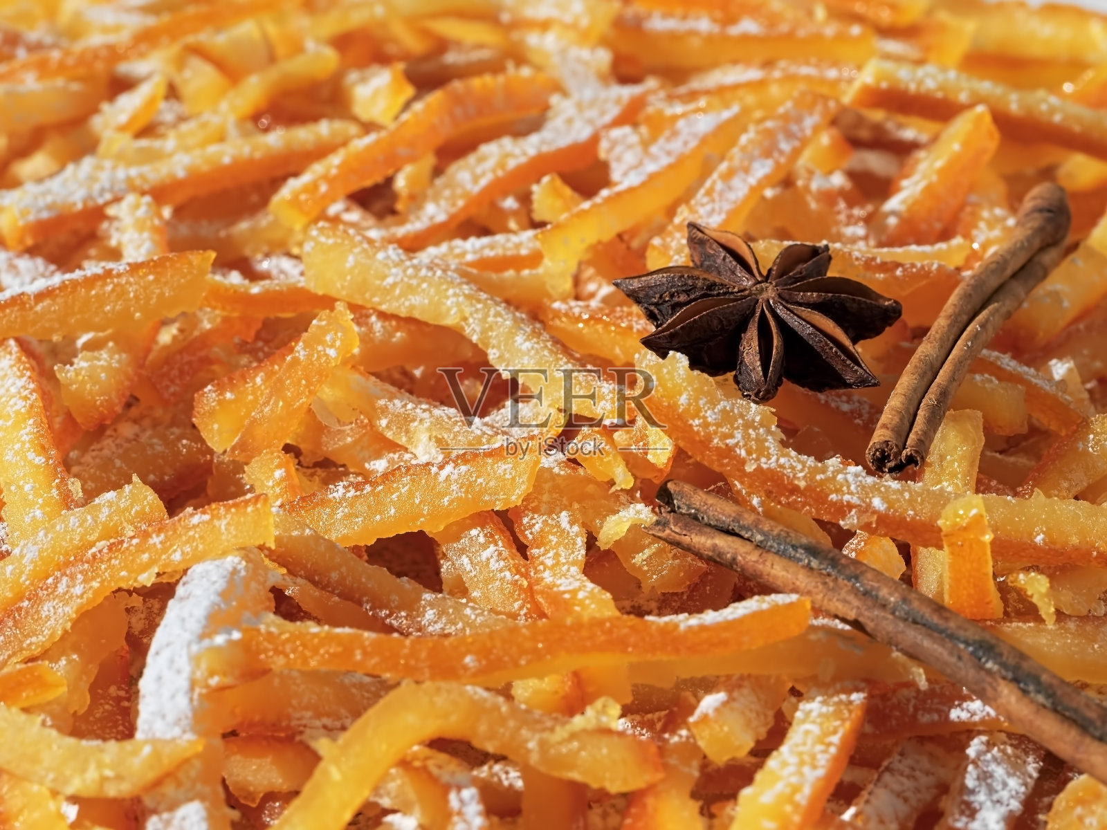 桌子上有自制的蜜饯橘子皮和香料。软焦点,特写。照片摄影图片