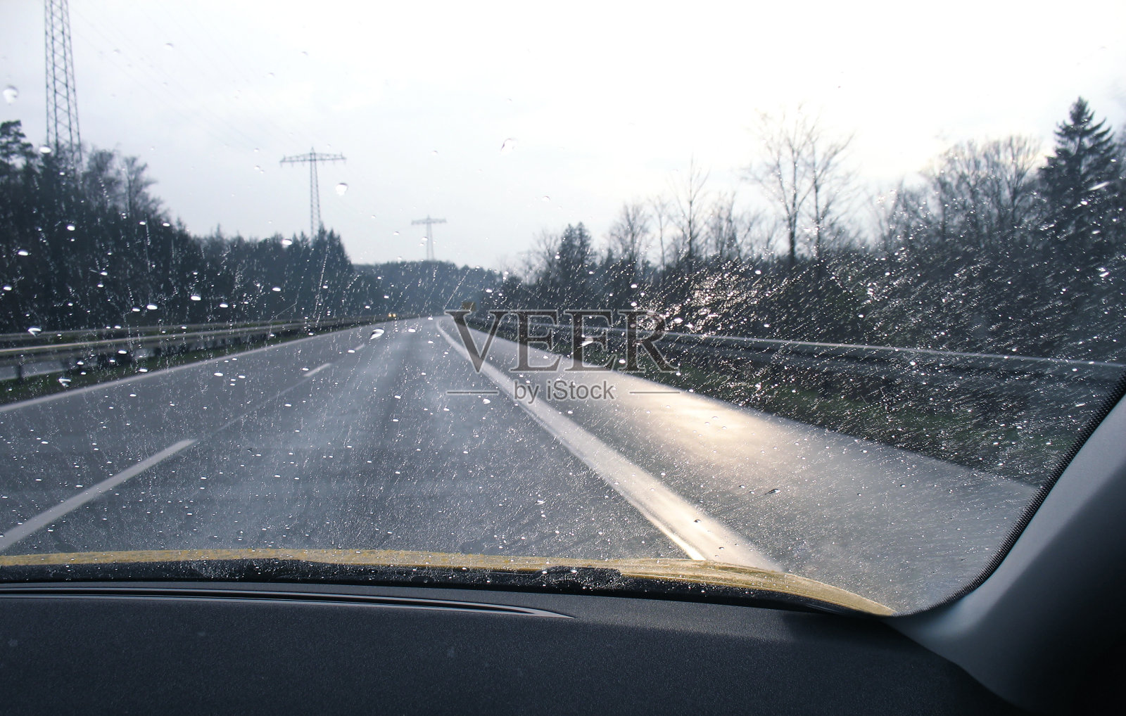 驾驶汽车雨天和晴天空高速公路照片摄影图片