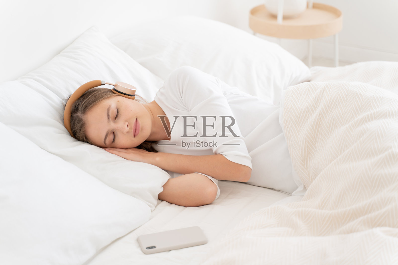 睡觉和做梦漂亮的小女孩在床上有一个猫头鹰玩具照片摄影图片_ID:168715775-Veer图库