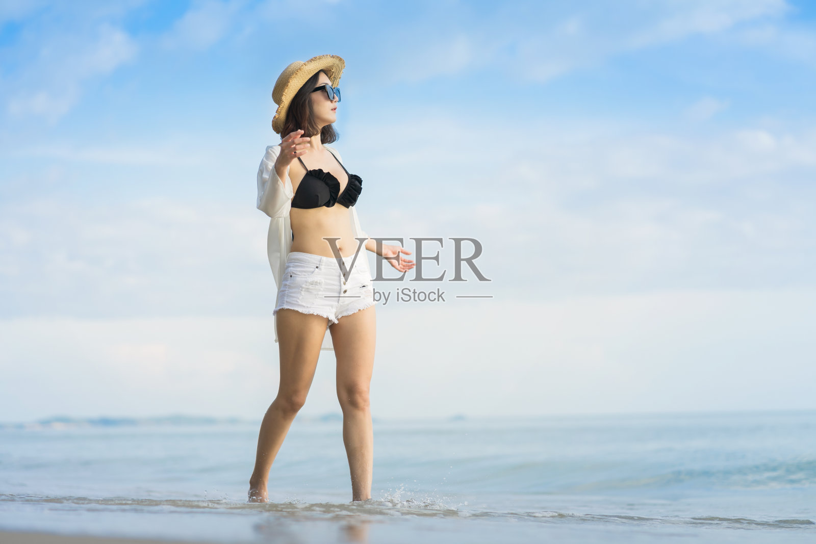 快乐的亚洲女人享受自由在海滩上日落照片摄影图片