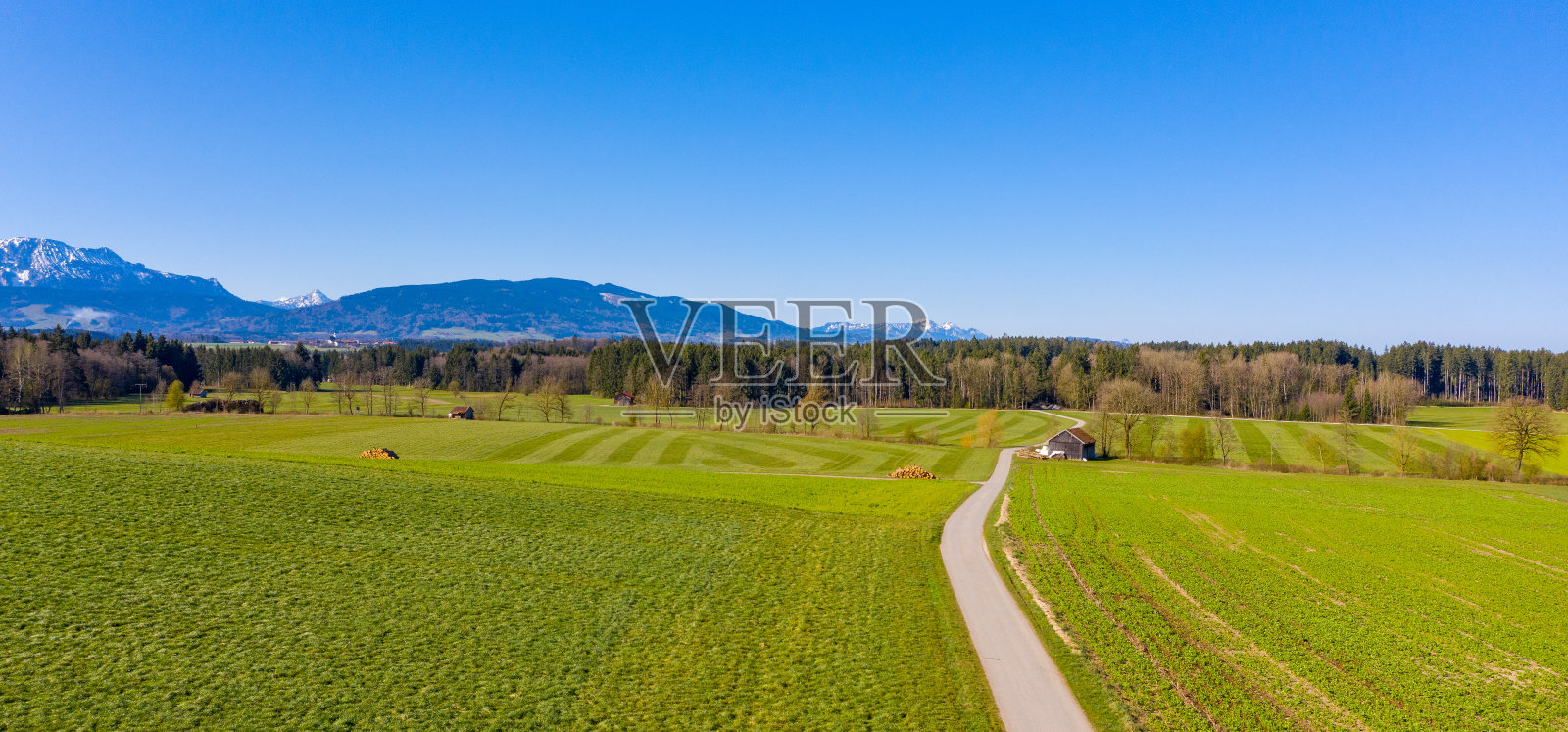 鸟瞰图:春天的巴伐利亚景观照片摄影图片