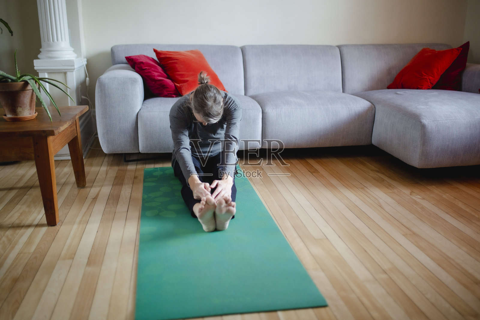 成熟的女人在家做瑜伽照片摄影图片