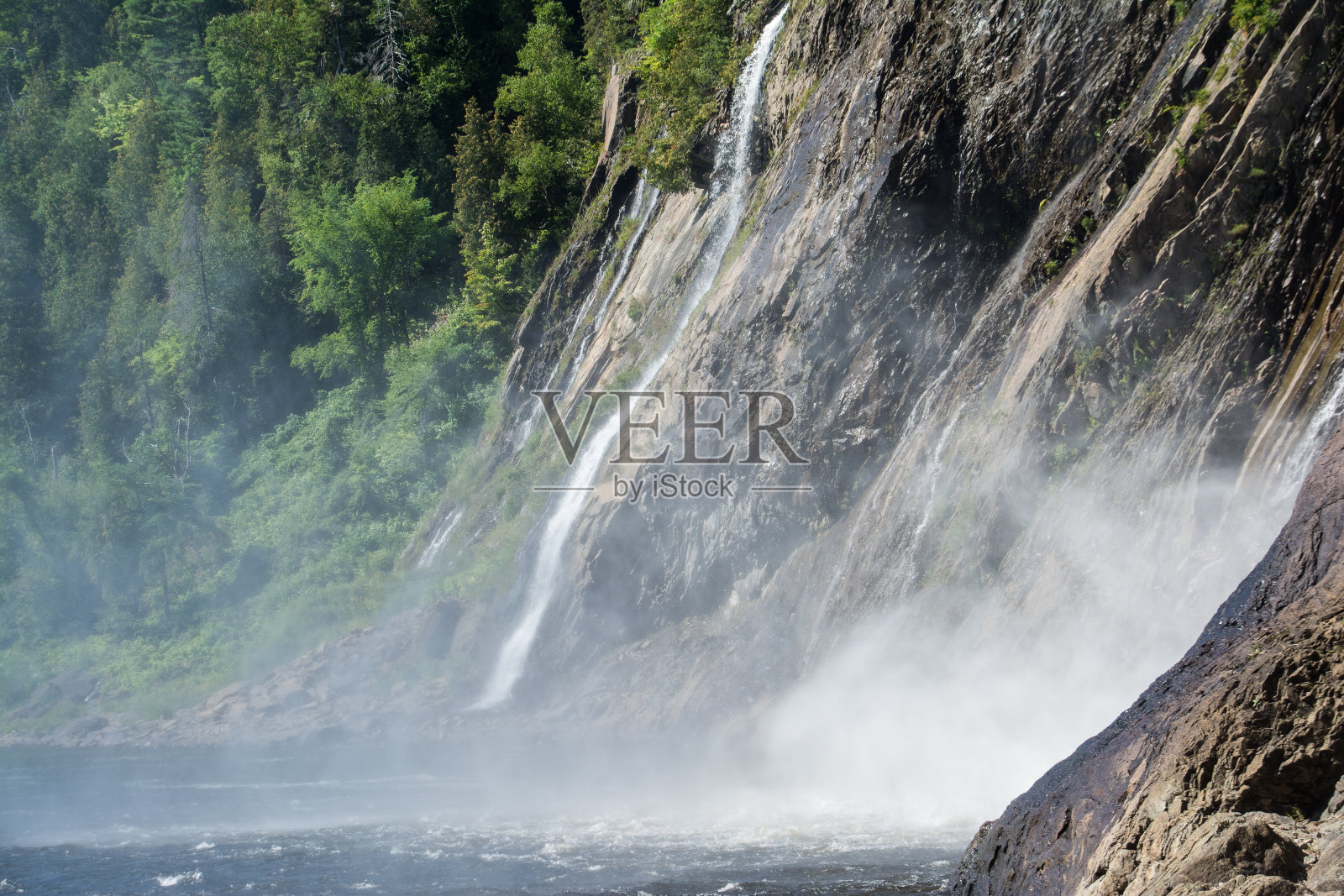 加拿大魁北克的蒙莫伦西瀑布照片摄影图片