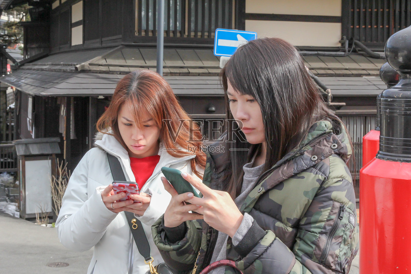 两个亚洲女孩在打电话照片摄影图片