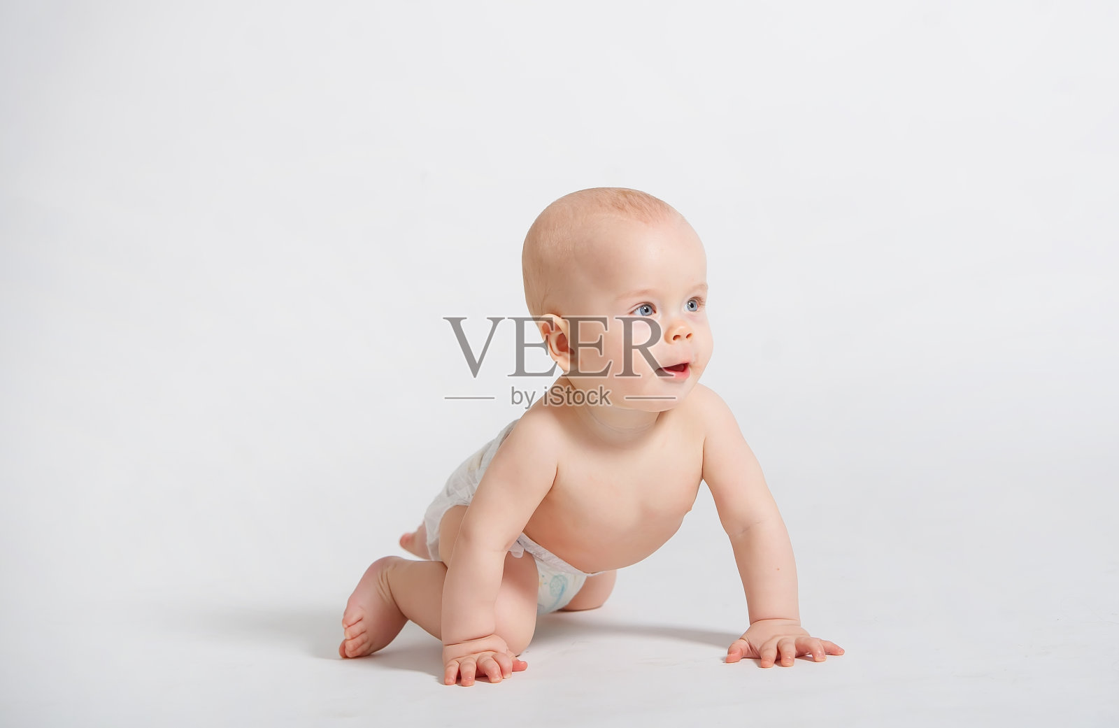 有趣的爬行婴儿孤立在白色背景。特写镜头照片摄影图片