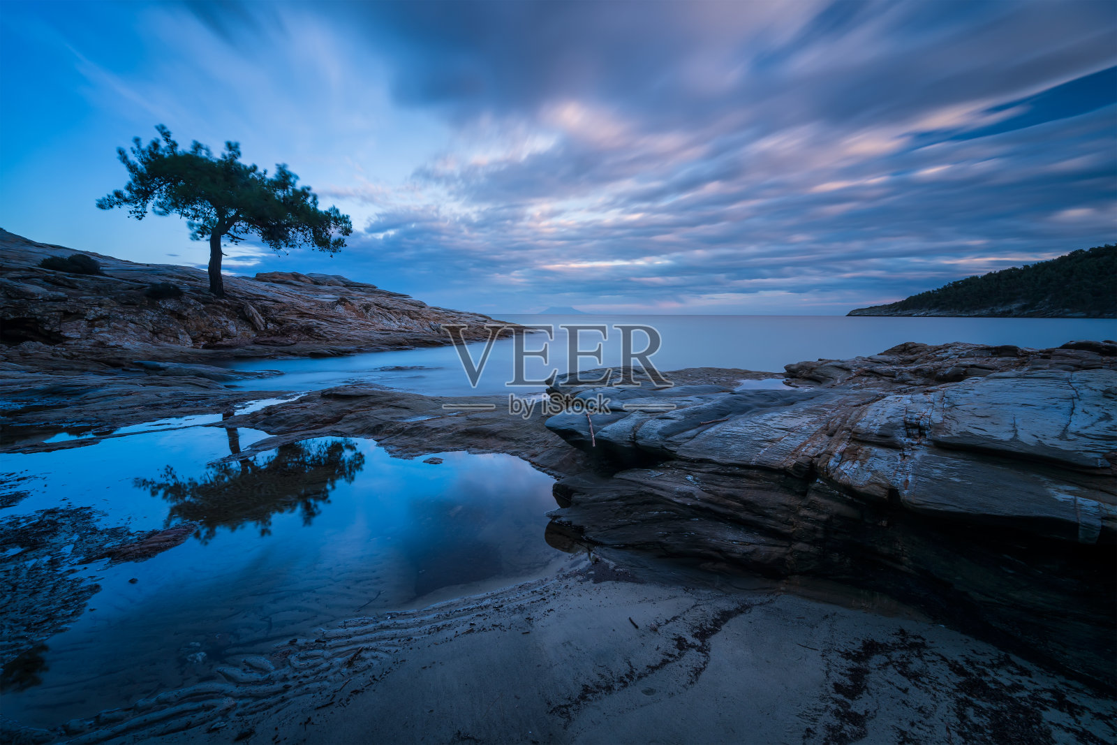 蓝色时刻的萨索斯岛的岩石海岸照片摄影图片