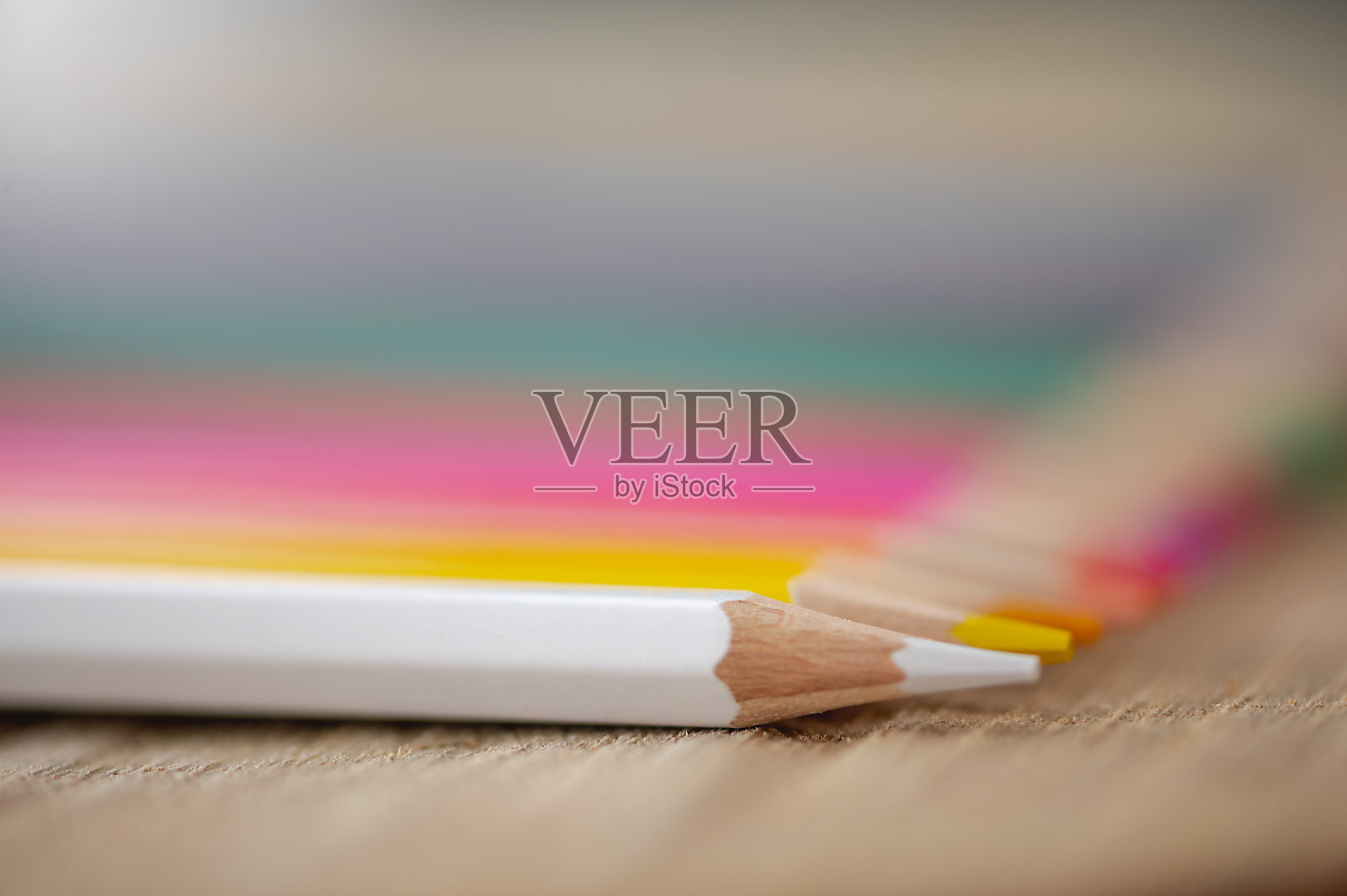 彩色铅笔在木头背景上的彩虹照片摄影图片