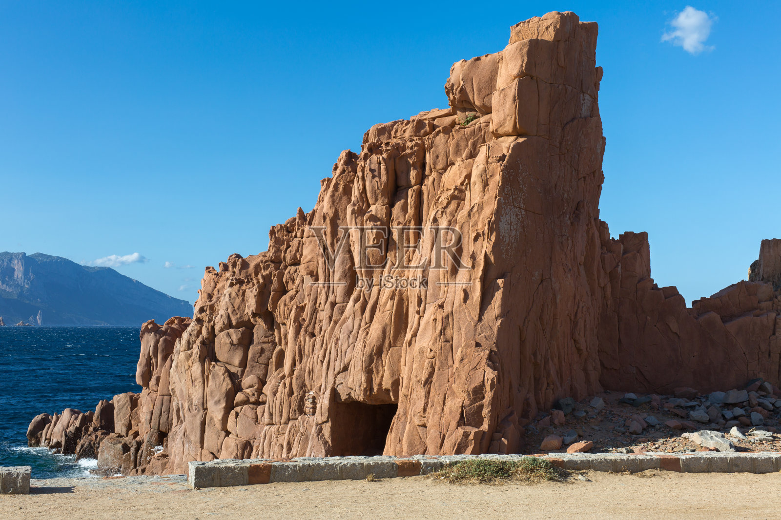 撒丁岛海岸线:典型的红岩和悬崖靠近阿巴塔克斯海;意大利照片摄影图片