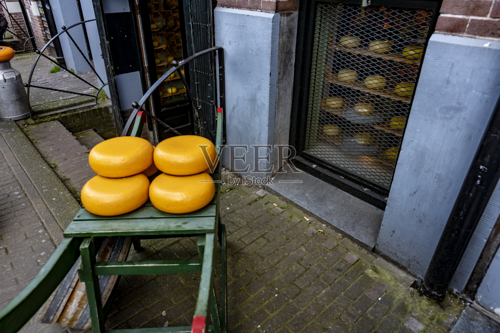 阿姆斯特丹木制手推车上的荷兰奶酪照片摄影图片