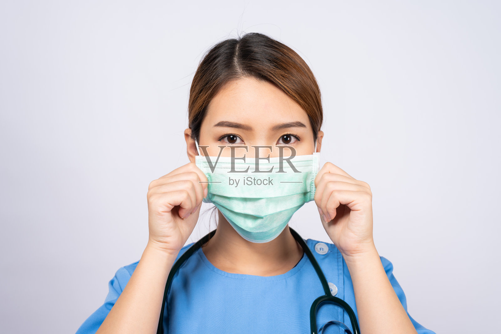 年轻的亚洲护士戴着外科口罩的肖像照片摄影图片