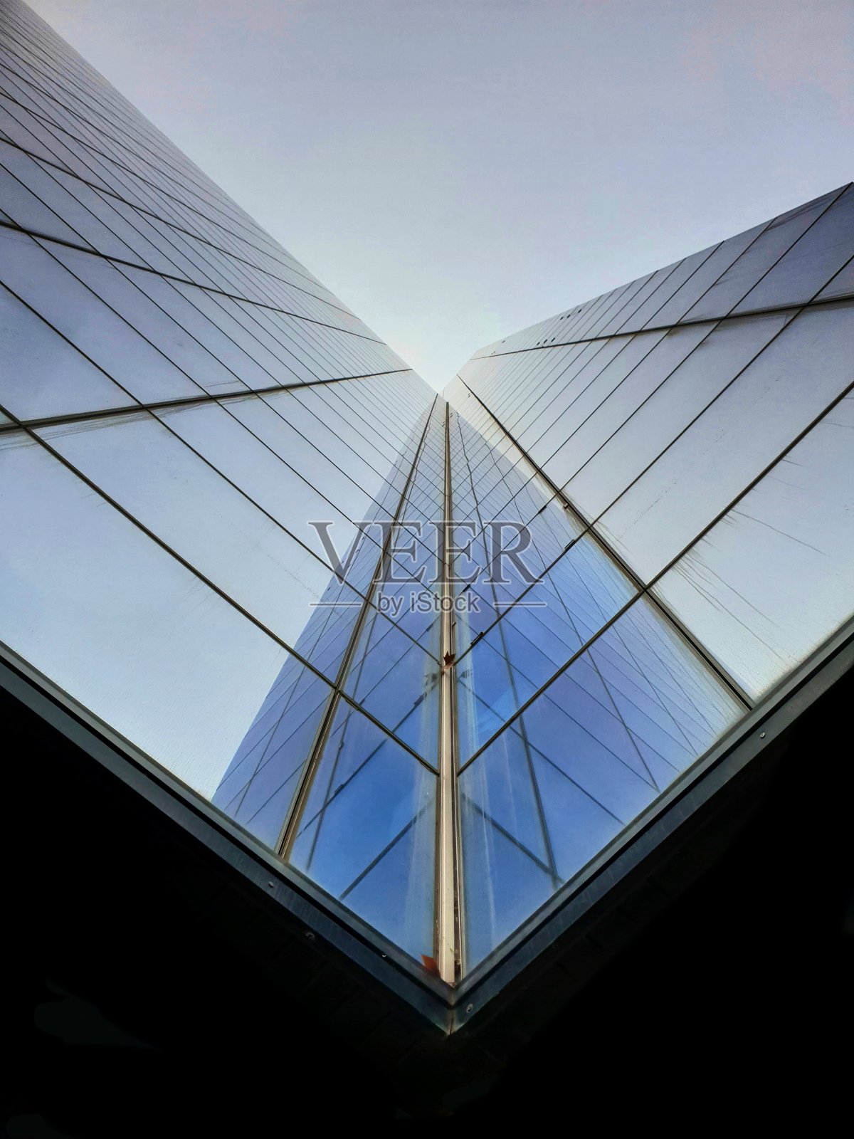 商业玻璃建筑透视图。外部建筑的背景概念:公司，企业，高地位，财务。垂直结构。成功，成长，进步，收益的例子。照片摄影图片