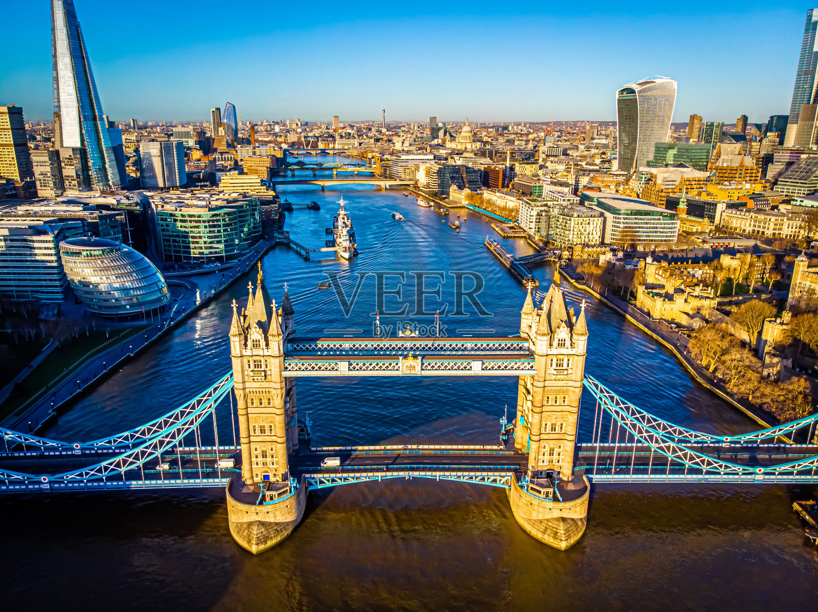 伦敦塔桥在清晨的景色照片摄影图片
