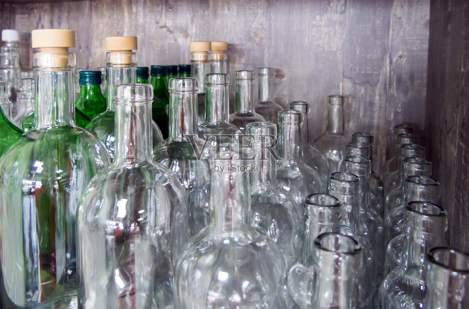一排装家庭酒精饮料的玻璃瓶照片摄影图片