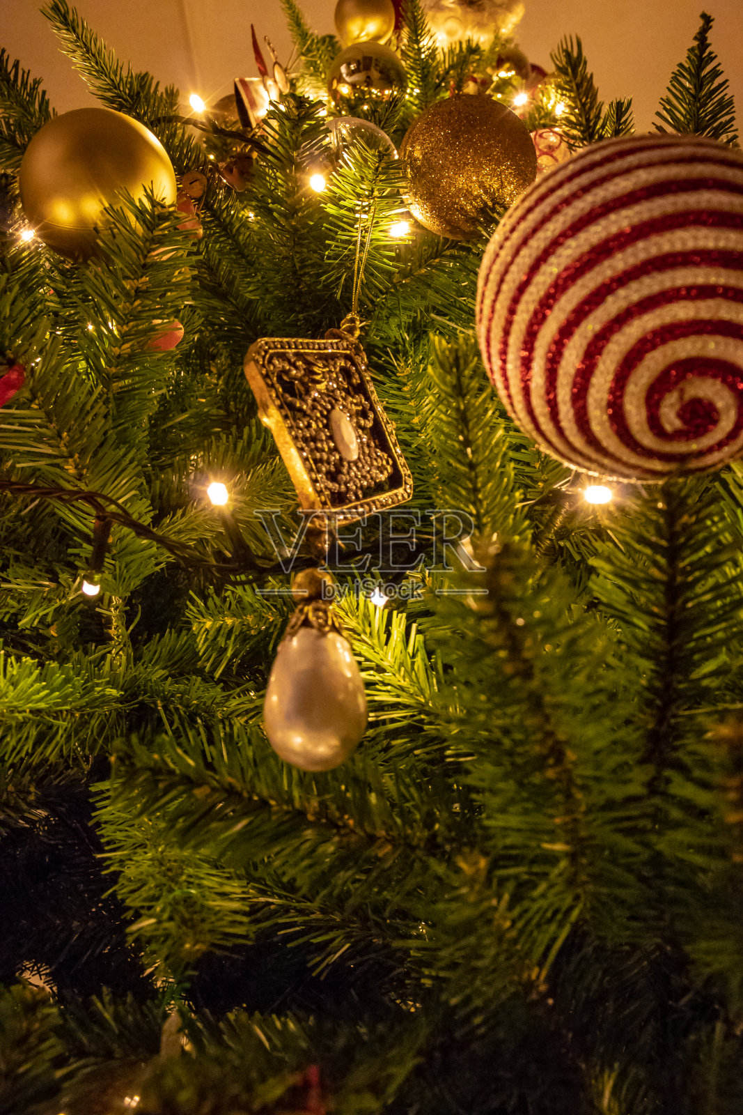 模糊的圣诞装饰品，圣诞树的装饰，在圣诞节的气氛中典型的灯光。照片摄影图片
