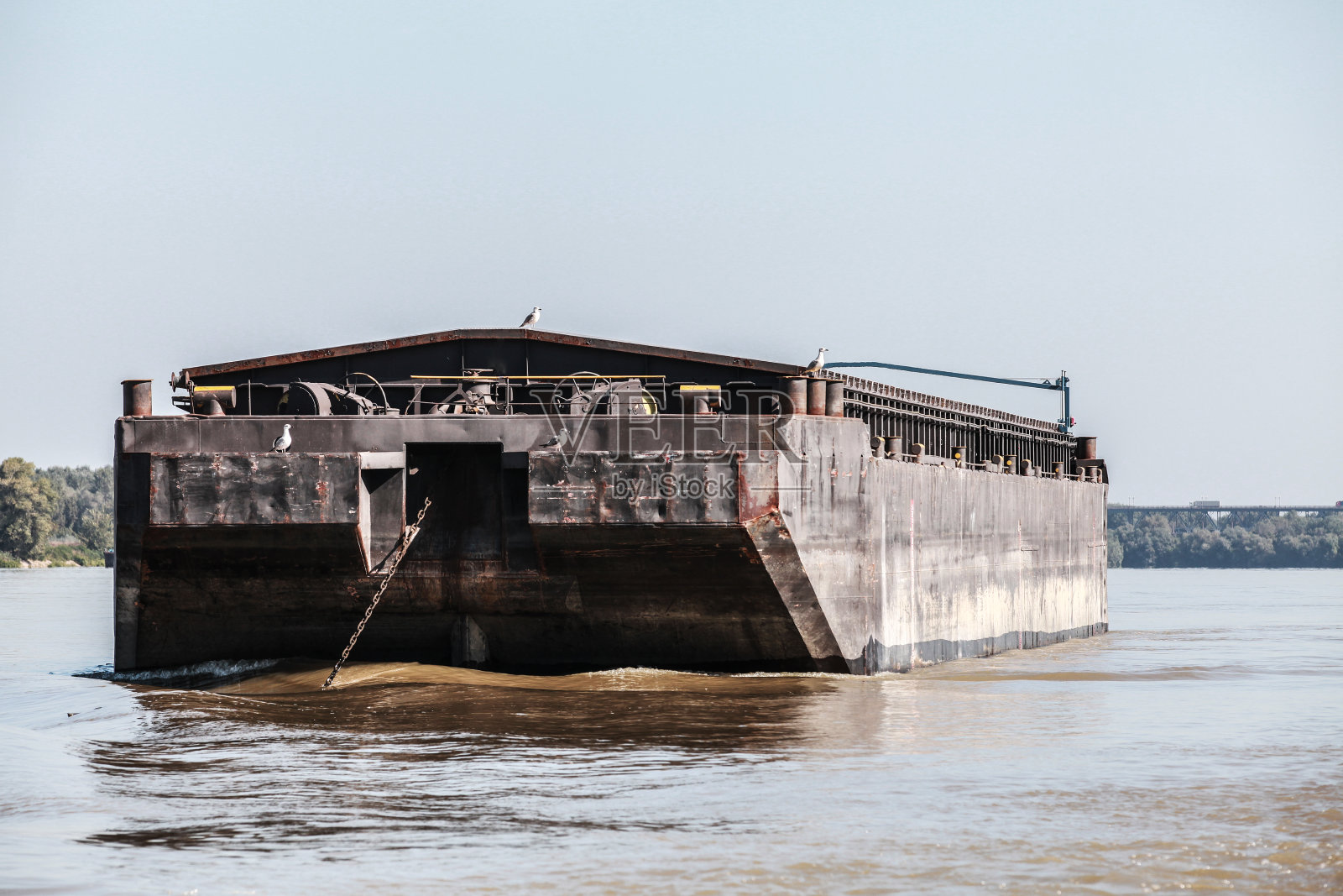 一艘黑色的大驳船停泊在多瑙河上照片摄影图片
