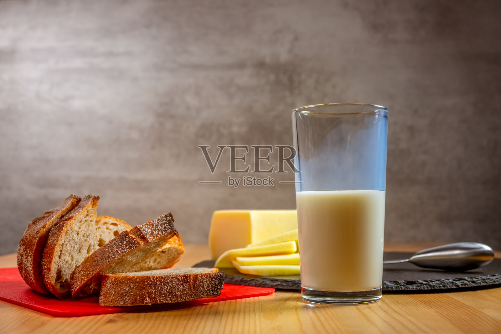 新鲜奶酪，面包和一杯牛奶照片摄影图片