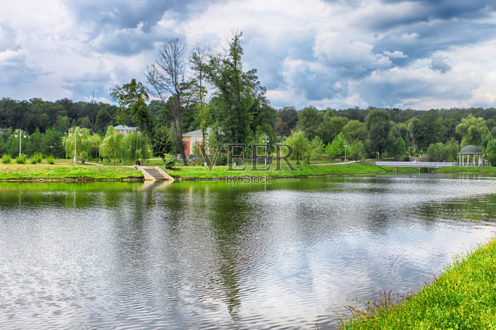 乌克兰基辅Feofaniya公园夏天的湖景照片摄影图片