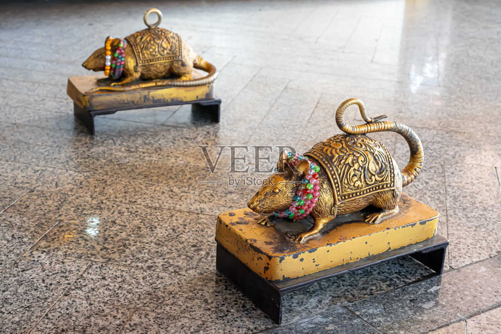 这两个老鼠雕像是占星术和祈祷。在Phra Phitsanet神殿照片摄影图片